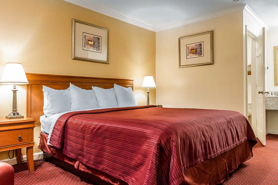Quality Inn & Suites Gilroy CA Hotels near Gilroy Premium Outlets